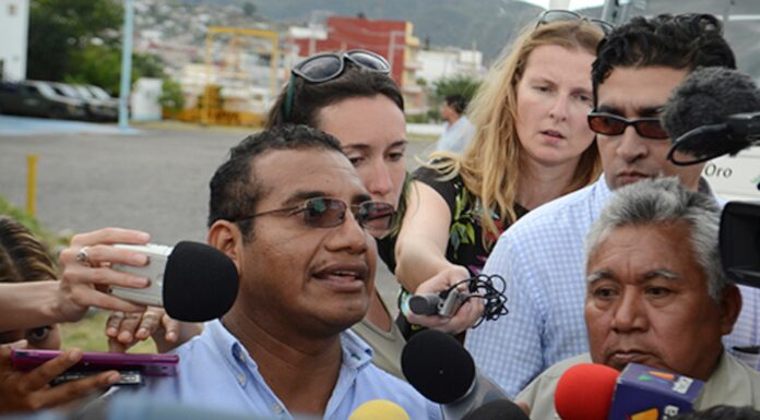 Renuncia Vidulfo Rosales a defensa de familiares de los 43 desaparecidos de Ayotzinapa; se iría a la Corte