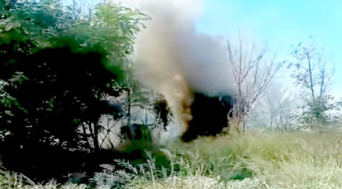 Bomberos acuden a incendio de pastizal que dejo daños materiales