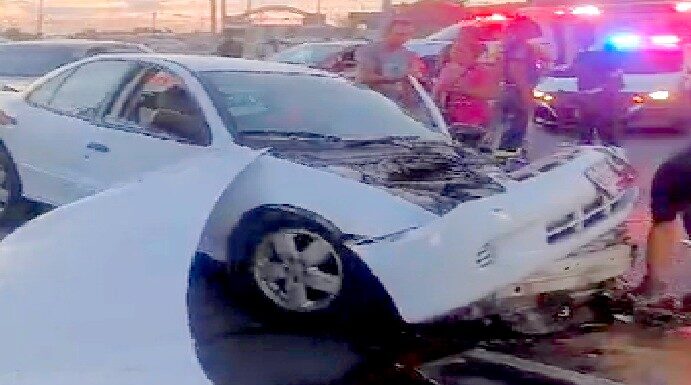 Choca tráiler y unidad en libramiento Monterrey dejando daños materiales