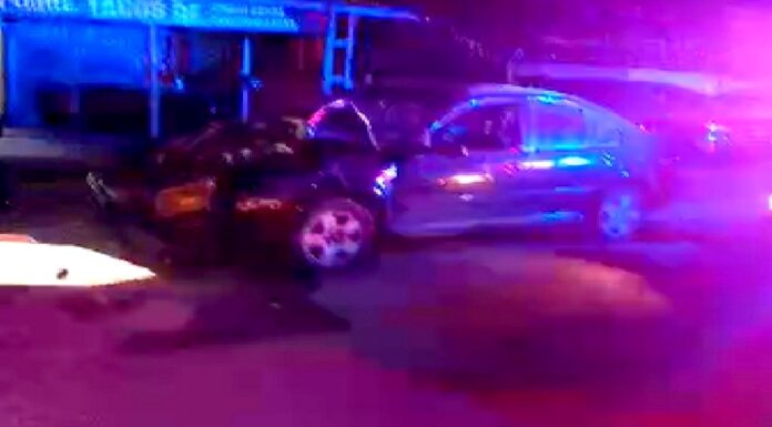 Chocan en tétrica carretera y dejan abandonada unidad