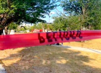 Hallan cadáver en una plaza pública estaba sentado