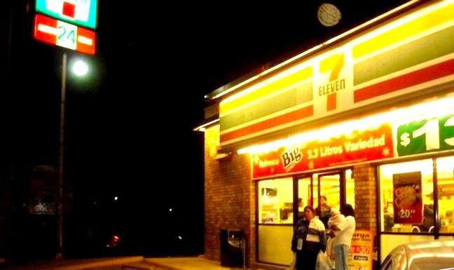 Ratero asalta a empleados de tienda y se lleva el dinero