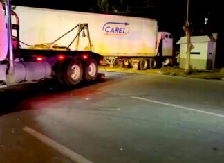 Tráiler se impacta contra la fachada de la Octava Zona Militar en carretera Río Bravo-Reynosa