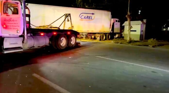 Tráiler se impacta contra la fachada de la Octava Zona Militar en carretera Río Bravo-Reynosa