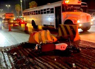 Unidad médica auxilia a motociclista tras sufrir accidente vial en carretera Reynosa-Río Bravo