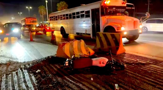 Unidad médica auxilia a motociclista tras sufrir accidente vial en carretera Reynosa-Río Bravo