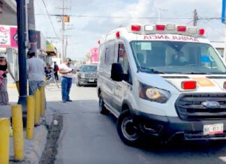 Unidad médica auxilia a víctimas de incidente vehicular