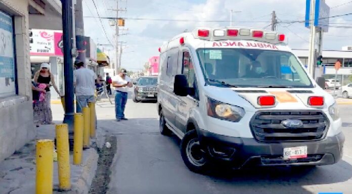 Unidad médica auxilia a víctimas de incidente vehicular