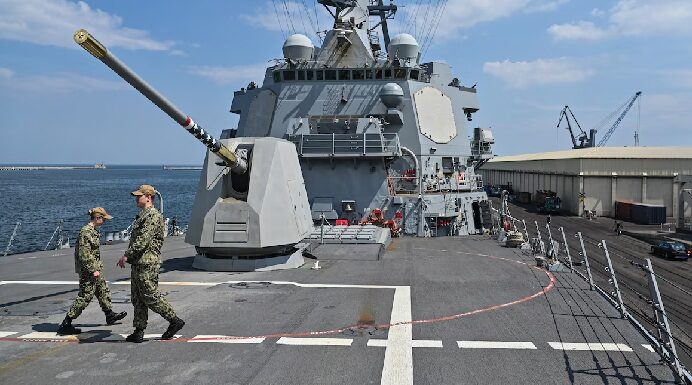 Trump ‘acorrala’ a Maduro: Enviará destructores y avión espía cerca de Venezuela para combatir a cárteles