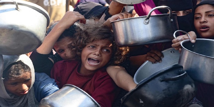 Continúan los ataques israelíes en Gaza en medio de la hambruna; 33 muertos