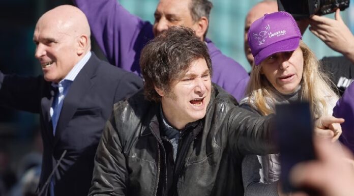 Milei ‘huye’ escoltado tras agresión con piedras y huevos durante campaña en Buenos Aires