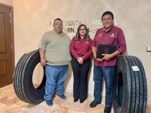 Apoyan COBAT de La Laguna con llantas para autobús escolar