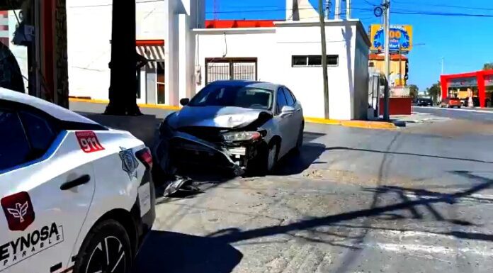 Accidente vial deja daños materiales y obstrucción vehicular