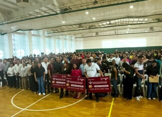 Alcalde Carlos Peña Ortiz, entrega becas de titulación 2025