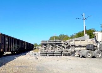 Aparatoso accidente en apartado poblado deja lesionados y daños