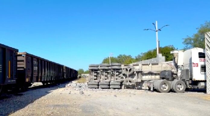 Aparatoso accidente en apartado poblado deja lesionados y daños