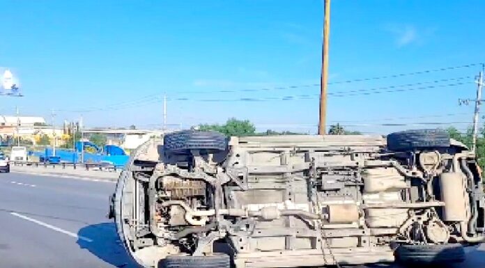 Aparatoso accidente vial deja cuantiosos daños materiales