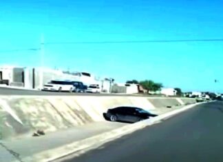 Cae unidad a dren desalinzador de aguas residuales y deja daños materiales