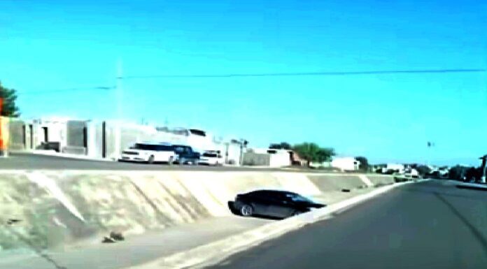 Cae unidad a dren desalinzador de aguas residuales y deja daños materiales