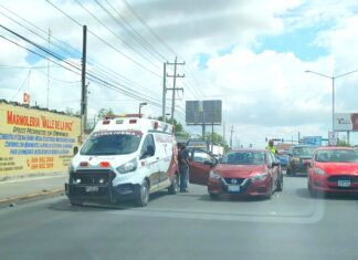 Chocan en el boulevard Hidalgo y dejan daños materiales