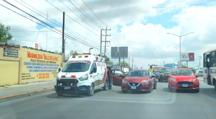 Chocan en el boulevard Hidalgo y dejan daños materiales