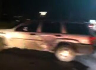 Chocan unidades en tétrica y oscura colonia popular