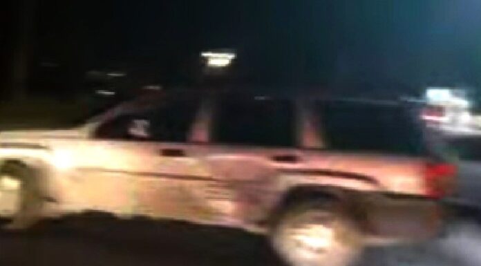 Chocan unidades en tétrica y oscura colonia popular