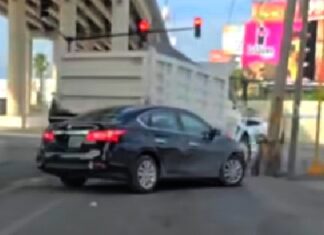 Chocan unidades y dejan daños materiales en boulevard Hidalgo