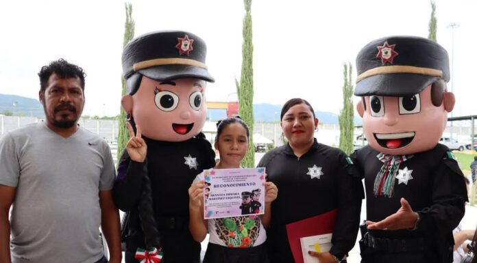 Entrega reconocimiento a niñas ganadoras del concurso para nombrar a botargas oficiales de la SSPT