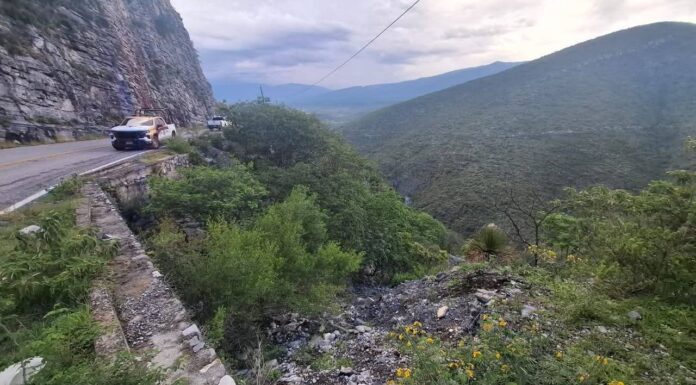 Volcadura en la Rumbo Nuevo deja dos lesionadas y daños