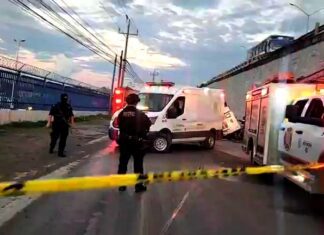 Muere persona tras caer con su tráiler de puente vehicular