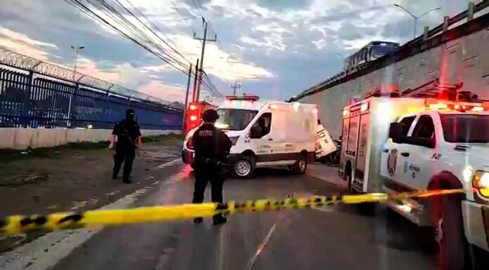 Muere persona tras caer con su tráiler de puente vehicular