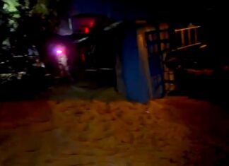 Pesada unidad vuelca en oscura y tétrica carretera a la Ribereña