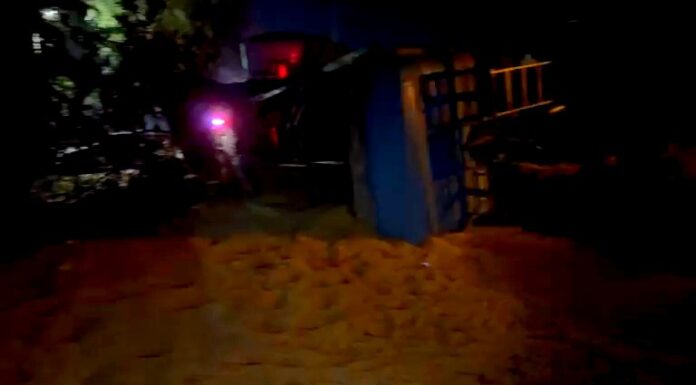 Pesada unidad vuelca en oscura y tétrica carretera a la Ribereña