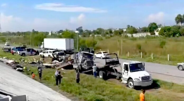 Rapiña en volcadura de tráiler en apartada carretera