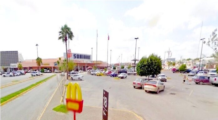 Rateros se roban unidad de estacionamiento de centro comercial