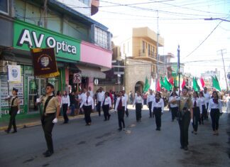 Realizaron desfile cívico y militar con motivo del 215 aniversario de la Independencia de México