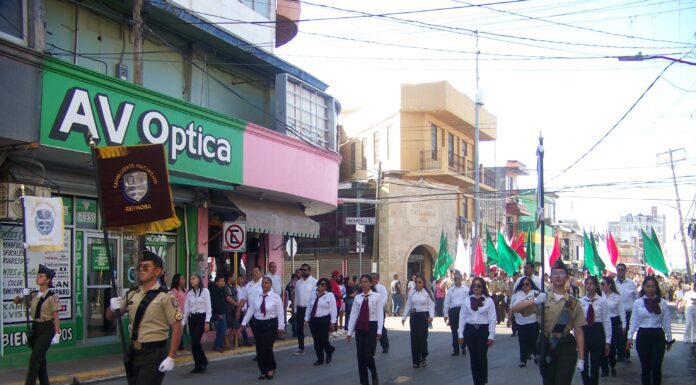 Realizaron desfile cívico y militar con motivo del 215 aniversario de la Independencia de México