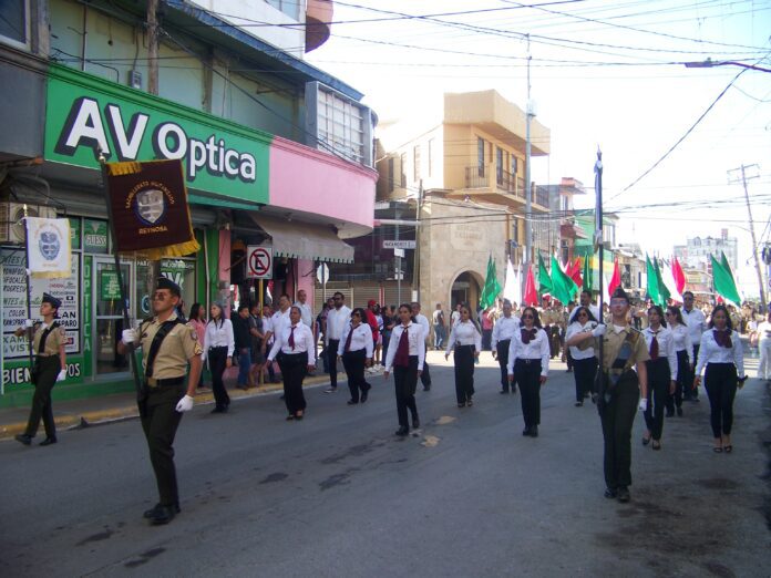 Realizaron desfile cívico y militar con motivo del 215 aniversario de la Independencia de México (11)