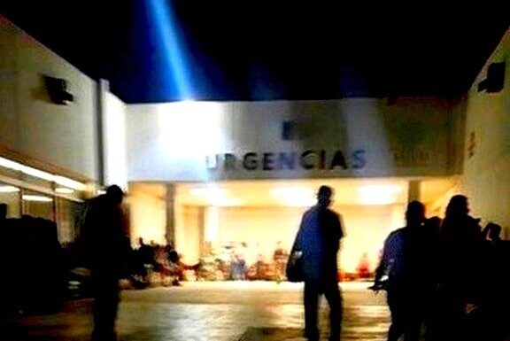 Unidad médica auxilia a persona tras sufrir severas lesiones en incidente vial