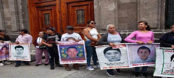 Padres de los 43 lamentan que no haya avances en investigación del caso Ayotzinapa