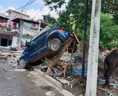 A 12 días del desastre, comunidades de Hidalgo siguen entre lodo y escombros