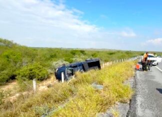 Aparatoso accidente deja daños materiales y obstrucción vehicular