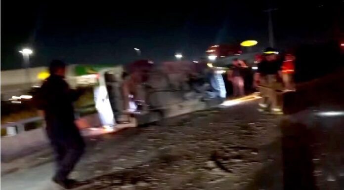 Aparatoso accidente en tétrica carretera deja cuantiosos daños materiales