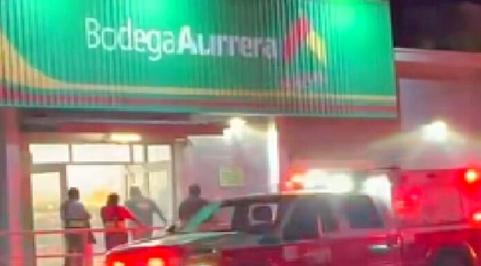 Bomberos acuden a conato de incendio en tienda popular