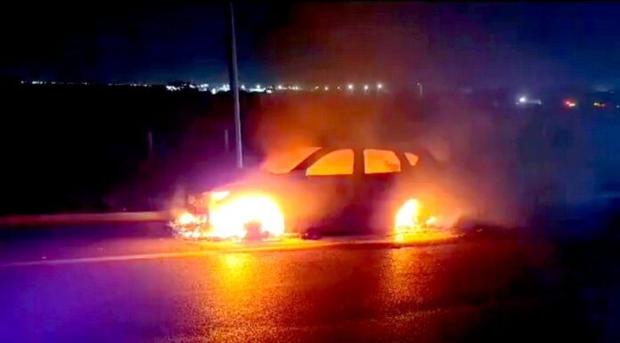 Bomberos sofocan incendio en unidad en tétrico y oscuro libramiento