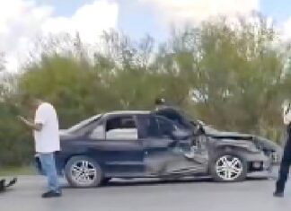 Chocan en la carretera a la Ribereña y dejan daños materiales