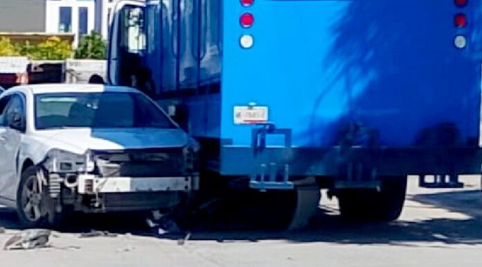 Chocan unidades y dejan cuantiosos daños materiales