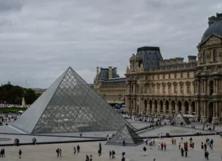 Robo de película en el Museo de Louvre: Ladrones se llevan joyas de ‘valor incalculable’ en 7 minutos