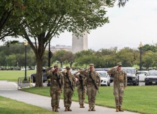 Trump ‘se compadece’: Ordena emplear ‘todos fondos disponibles’ para cubrir nómina de las tropas